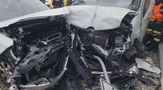 Převaděč se měl snažit vytlačit policii ze silnice. Zraněných je 21 lidí včetně dětí