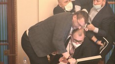 Rozbor sněmovní rvačky: Kdo raději utekl, kdo se naopak přidal