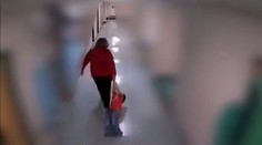 Učitelka tyran: Žáka s autismem tahala po chodbě před spolužáky