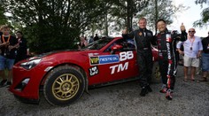 Je prezidentem Toyoty, pod přezdívkou se mění v závodního jezdce