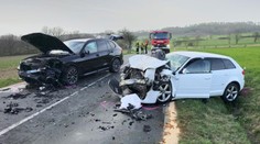 Při vážné nehodě u Plzně se zranilo šest lidí. Malé dítě je v kritickém stavu