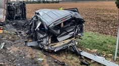 Náklaďák na Znojemsku rozmetal auto. Pro těžce zraněného musel letět vrtulník