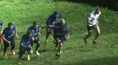 Pořádná fuška v Harrachově! Běžci zdolali po svých skokanský můstek