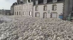 Městečko pokryla podivná bílá hmota! Sníh to ale nebyl! GALERIE