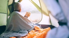 Austrálii došly byty. Matka samoživitelka se musela přestěhovat do stanu