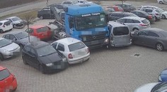 Šílená jízda náklaďáku. Nezvladatelný vůz projel parkovištěm a zničil 13 aut
