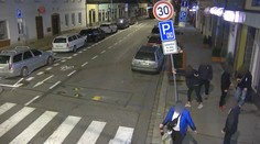 Strážníci dopadli partu vandalů. Jeden si na dopravní značce vyzkoušel kung-fu