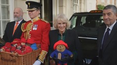 Překvapení ve školce. Královna Camilla předala dětem vzácné dárky