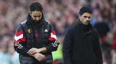 Hráč Manchesteru přiznal pomoc od sudího. Trenér Arsenalu utekl z rozhovoru