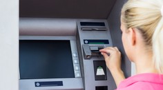 Češi zapomínají v bankomatech peníze. Jsou to až miliony ročně!
