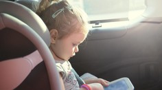 Dítě při jízdě zabil tablet! Tyto věci dětem v autě nedávejte. PŘEHLED