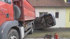 Na Třebíčsku se uvolnil náklaďák z odtahovky, srazil auta a skončil v domě