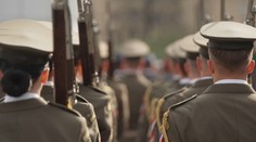 Pochod čestné stráže: Trénujeme několik hodin denně, říká vrchní praporčík