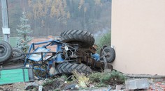 Traktorista (28) se řítil z kopce smykem. Boural, na místě zemřel