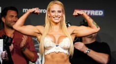 Sexy boxerka opět dráždila fanoušky. Na vážení přišla v krajkovém prádle