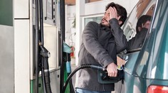 Drsný způsob okrádání mezi řidiči na pumpách. Někteří lstí šetří za drahá paliva