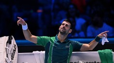 Djokovič padl po čtyřech měsících. Pískot fanoušků si užíval