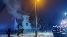 V domě na Českolipsku vybuchl kotel. Hasiči museli vynášet lidi po žebříku
