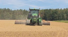 Zemědělcům v orbě pomáhají nejnovější technologie. Některé stroje jezdí samy