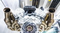 Motor desetiletí! Úžasný nabušený stroj požene divokou valkýru