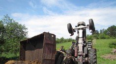 Tragédie na louce. Traktor se převrátil, řidič nehodu nepřežil!