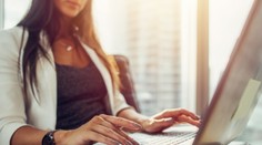 Ženu zlákal podvodník na investici do kryptoměn. Přišla o více než milion