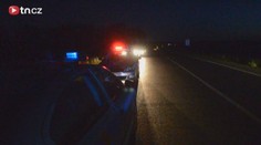 VIDEO: Policie naháněla u Prahy řidiče v kradeném autě. Nakonec skončil v poli