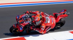 Úžasný Bagnaia se po drtivé nehodě vrátil. Sotva chodí, přesto na trati září