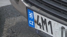 Lidé si přelepují na SPZ symbol EU, hrozí za to mastná pokuta