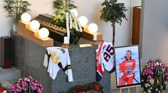 Nejbližší se rozloučili s Petrem Klímou. Nechyběly hokejové dresy i portrét z ledu