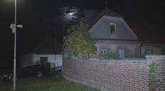 Drama na Pardubicku. Z rodinného domu se prý ozývala střelba, sousedy evakuovali