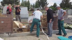 SMUTNÉ VIDEO: Klárce, která zemřela v Egyptě, spustili k rakvi plyšáky od kamarádek...