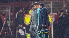 Fanoušci neunesli zdržování. Brankáře trefili zapalovačem do hlavy