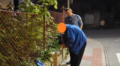 Opilec pobavil strážníky: Mluvil s břečťanem a tvrdil, že je na oslavě