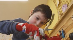 Na Zlínsku otevřeli první technickou školku. Děti tam učí pracovat s nářadím