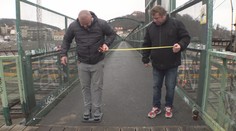 Praha má lávku jen pro hubené. Cedule varuje lidi před propadnutím