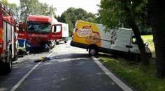 Smrtelná nehoda: Dodávka se na Chebsku čelně srazila s kamionem