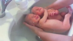 To je láska! Dvojčátka se poprvé koupala, chovala se jako v děloze VIDEO