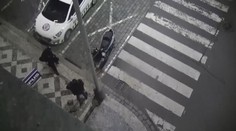 VIDEO: Skútr postavil na místo pro strážníky, chtěl s ním odjet opilý