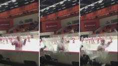 VIDEO: Bizarní oslava! Hokejista Frýdku radostí roztříštil plexisklo