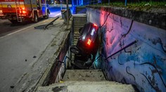 Děsivá nehoda policisty v centru Košic. Skončil s autem v podchodu