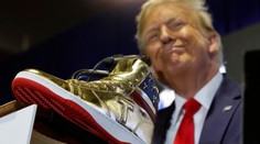 Trump začal den po odsouzení k obří pokutě prodávat značkové tenisky