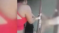 Drsné video: Manželka nachytala milenku, hodila ji z mostu!