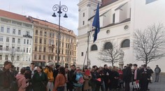 Brno vítalo Čaputovou, místo podání rukou jí příznivci mávali papírovými srdci