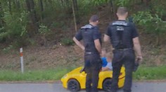 Strážníci sklízejí pochvaly za chování k dětem v autíčku. Místo kárání je uklidnili