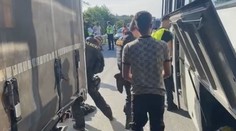 Policie na D1 zadržela auto s 58 migranty. Řidič se dal na útěk