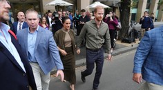 Harry a Meghan vyjeli na tour. Přišlo nečekané přivítání a velký protest