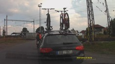 Šílený hazard na přejezdu! Motorkář projel zavřené závory