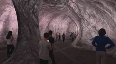 Úchvatná podívaná. Nejstarší pařížský most se proměnil v jeskyni