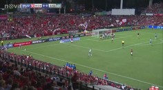 VIDEO: Břevno, tyčka, rameno a vlastní gól. Gólman měl smůlu